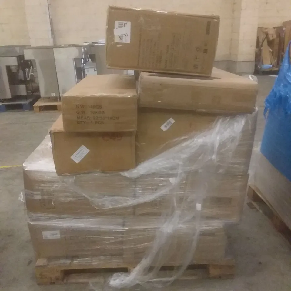 PALLET OF ASSORTED ITEMS INCLUDING ERGONOMIC CHAIR, BOOKSHELF, DINING CHAIR, LSHAPED DESK