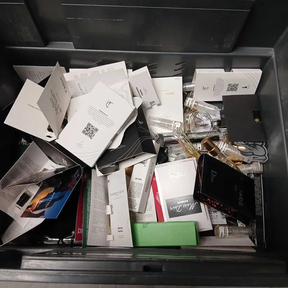 LARGE QUANTITY OF ASSORTED SAMPLE AND TESTER FRAGRANCES