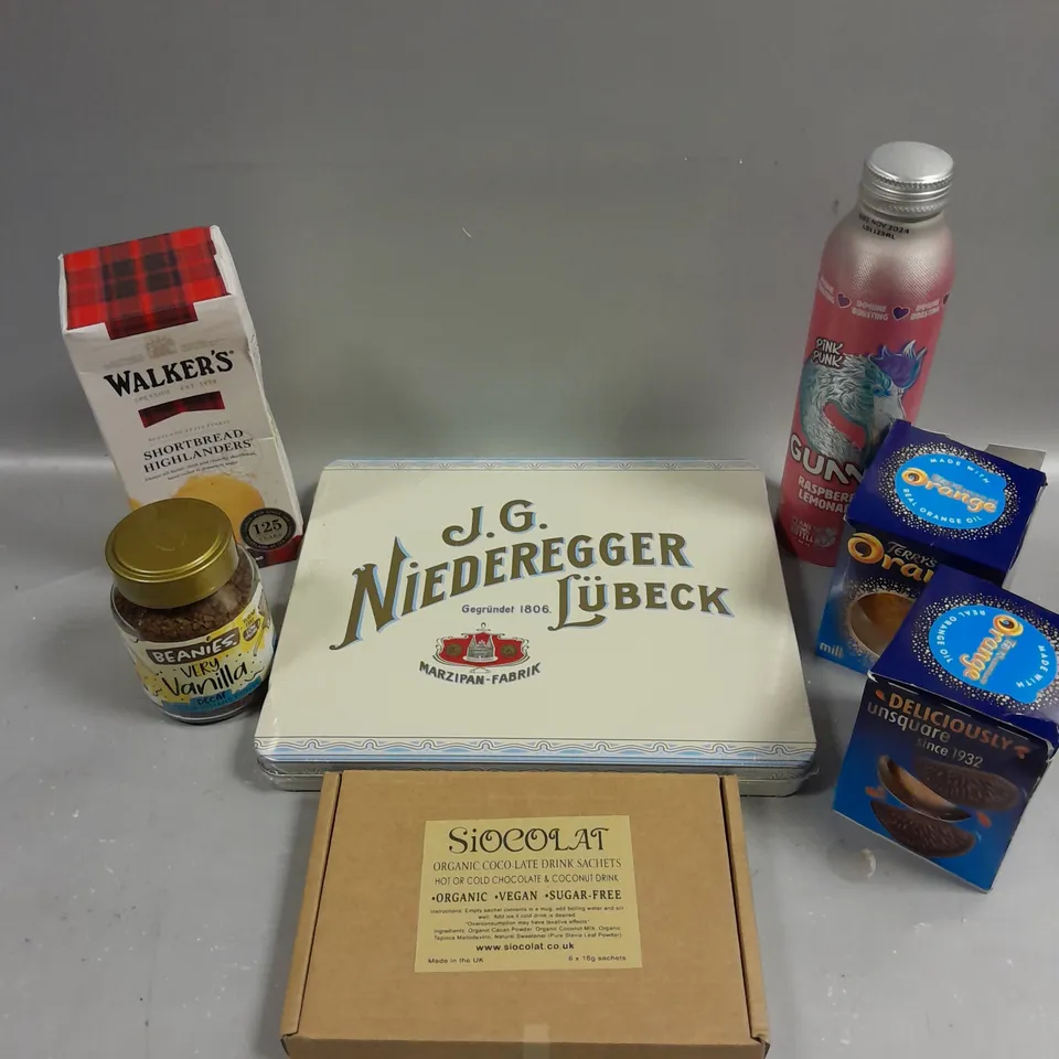 APPROXIMATELY 15 ASSORTED FOOD & DRINK PRODUCTS TO INCLUDE TERRY'S CHOCOLATE ORANGE, WALKERS SHORTBREAD, BEANIES COFFEE ETC 