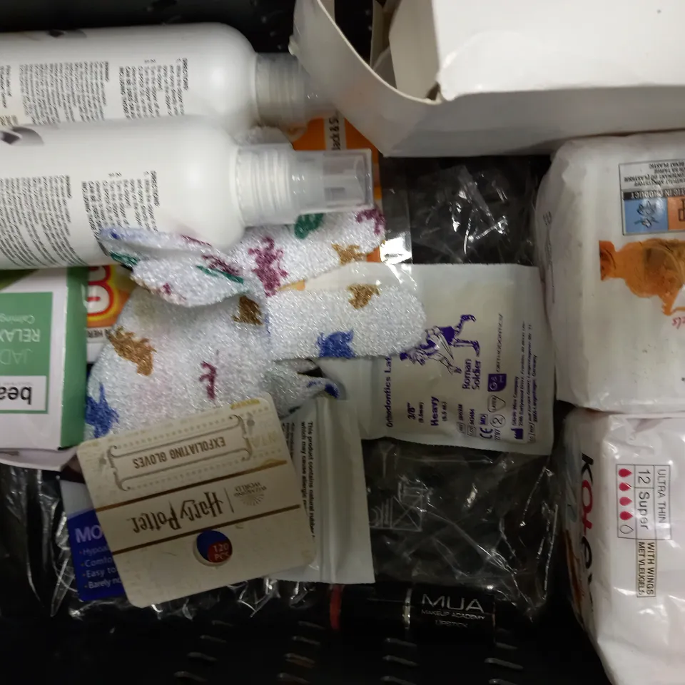 LOT OF APPROXIMATELY 15 ASSORTED HEALTH & BEAUTY ITEMS, TO INCLUDE BLENDER SPONGES, WIGS, HAIRBAND, ETC