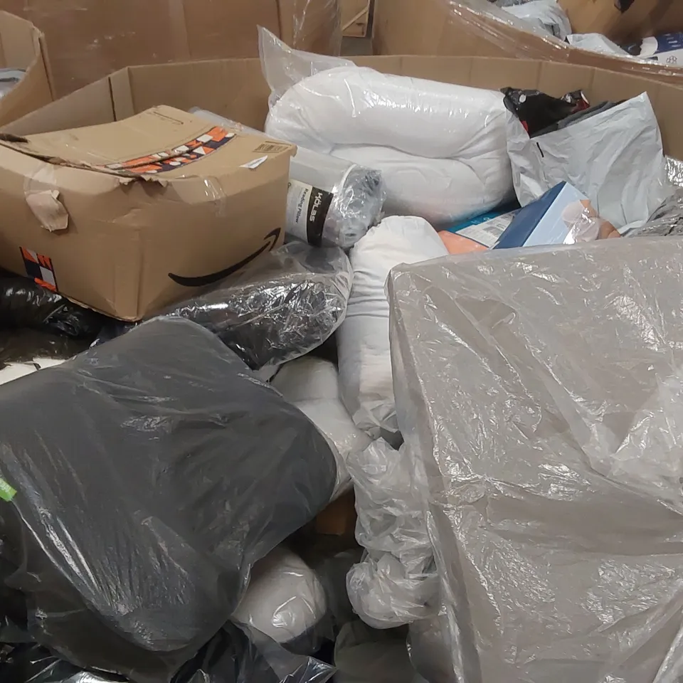 PALLET TO CONTAIN A LARGE ASSORTMENT OF PILLOWS, CUSHIONS AND RELATED PRODUCTS 