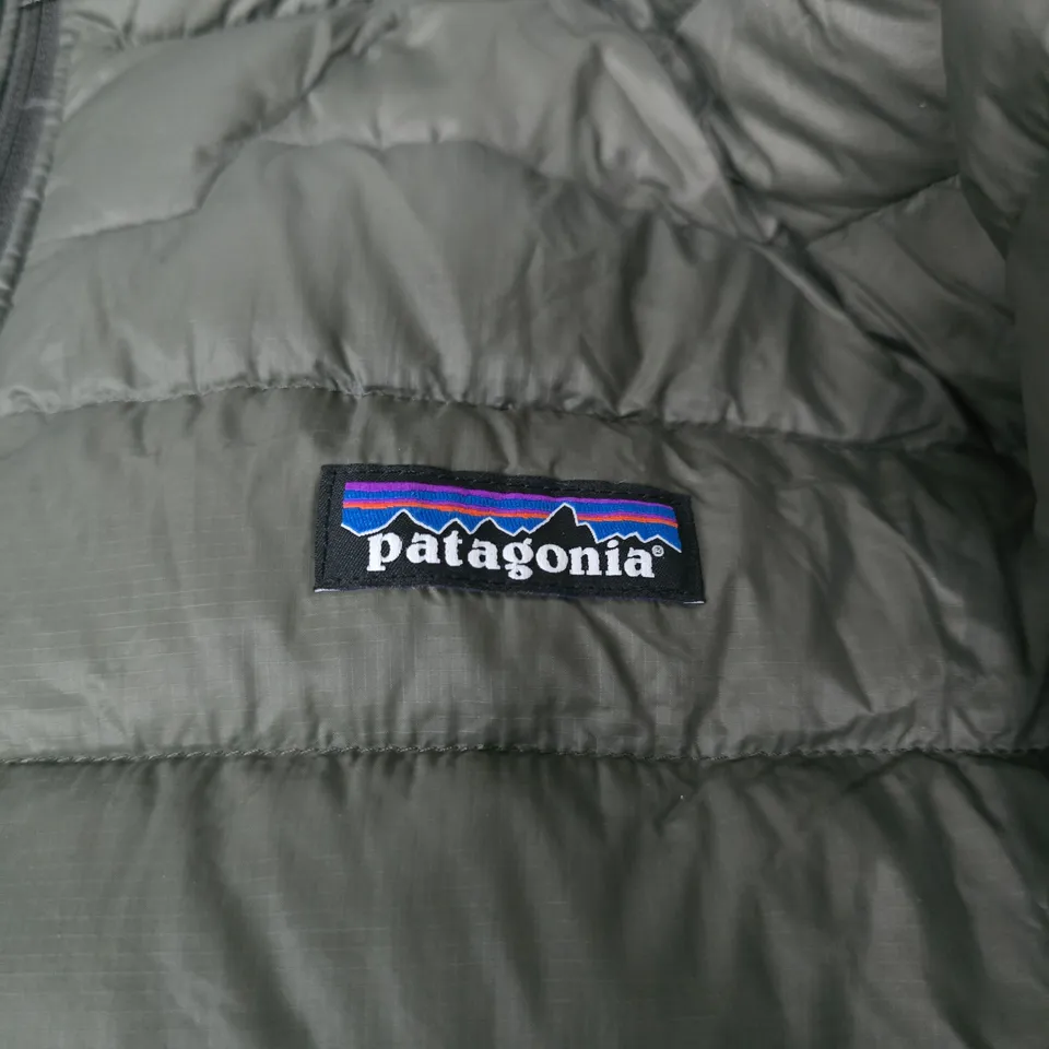 PATAGONIA MEN'S HOODED DOWN JACKET, OLIVE – SIZE L (UK)