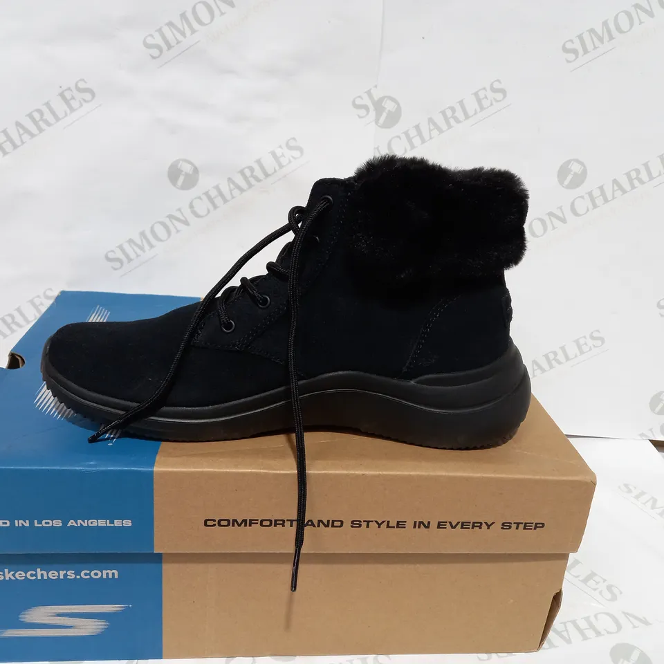 BOXED PAIR OF SKECHERS BLACK CHUG BOOTS  - SIZE 5