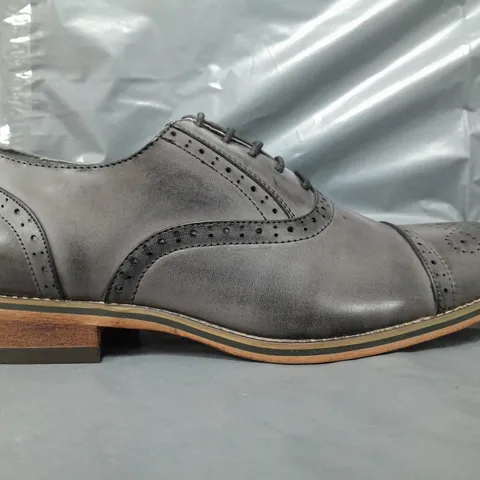 BOXED PAIR OF GOOR SHOES IN GREY SIZE 7