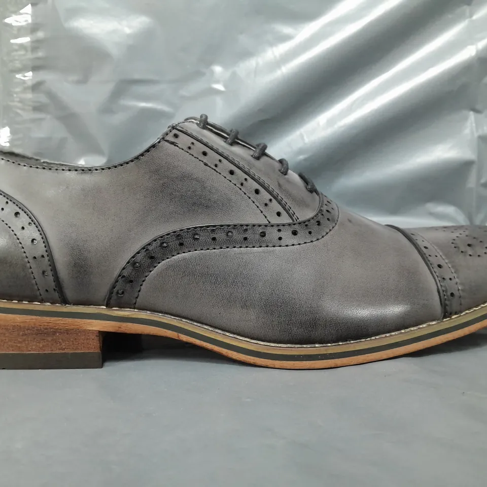 BOXED PAIR OF GOOR SHOES IN GREY SIZE 7