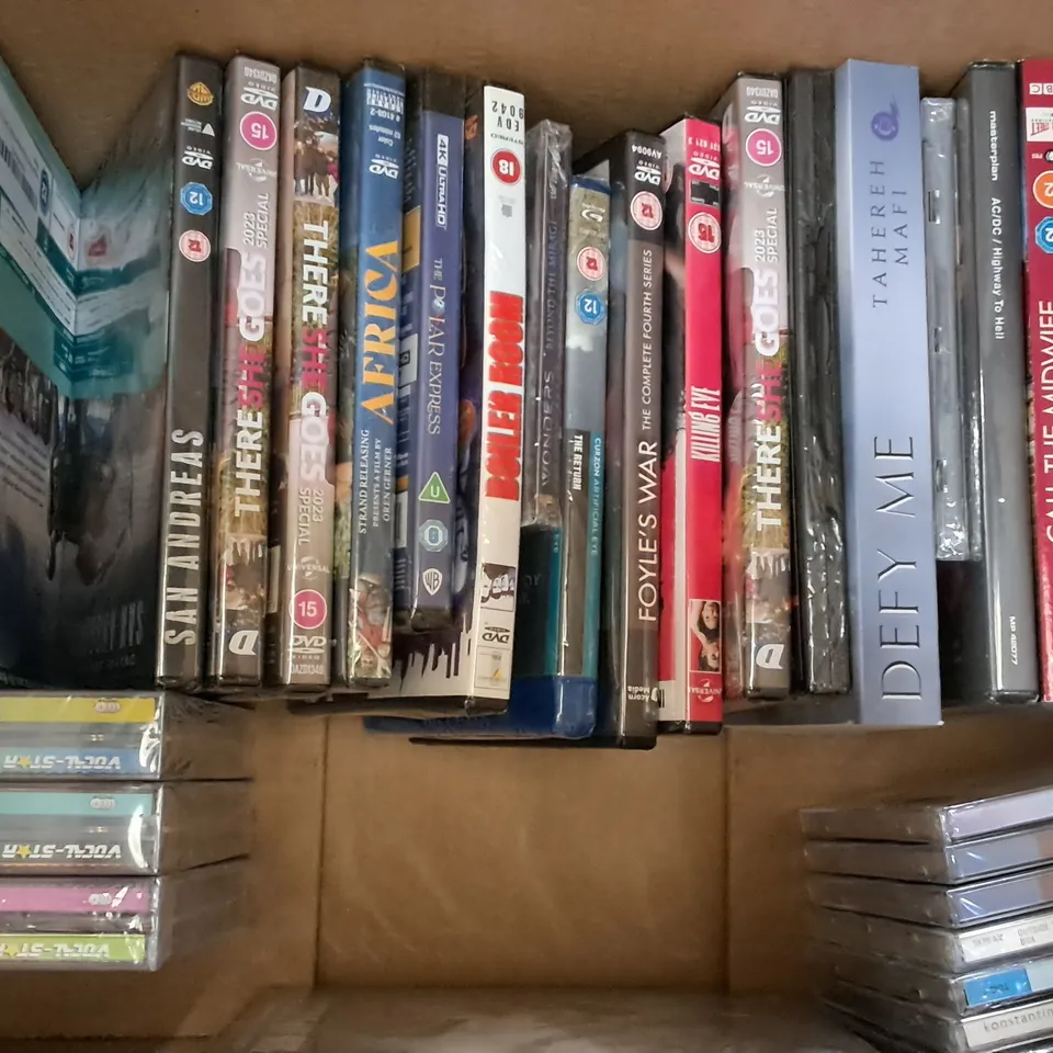 LOT OF APPROXIMATELY 50 ASSO4TED MEDIA ITEMS TO INCLUDE BOOKS, DVDS AND CDS