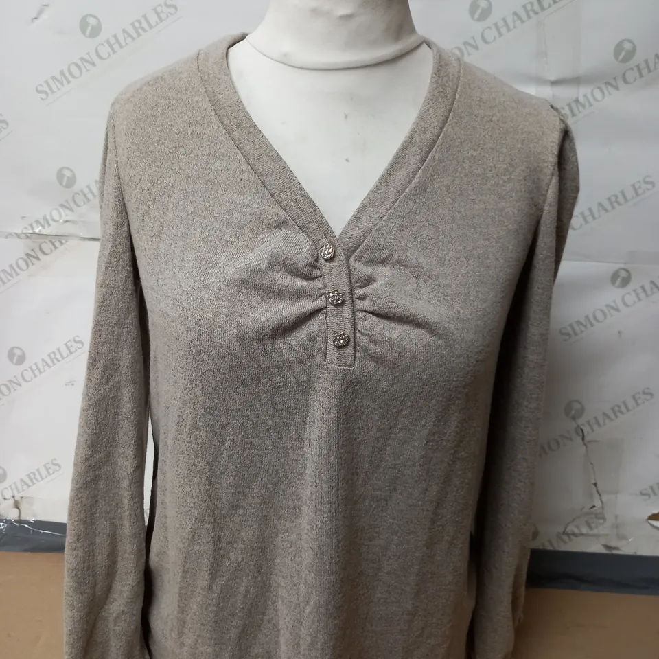APPROXIMATELY 20 ASSORTED ITEMS OF WOMEN'S CLOTHING TO INCLUDE BEN DE LISI JUMPER SIZE M, KIM&CO TOP SIZE S, PRETTY YOU LONDON ROBE SIZE L/XL