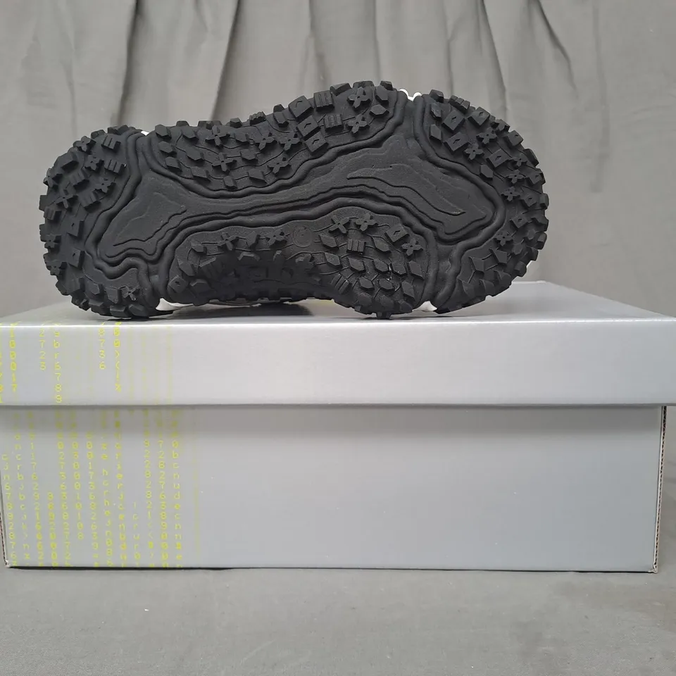 BOXED PAIR OF KOI LAYER CAKE CHUNKY TRAINERS IN WHITE/PINK UK SIZE 1