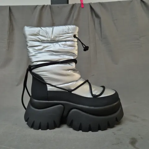 BOXED PAIR OF KOI A GLASS MIRAGE SNOW BOOTS IN STEEL SIZE 6