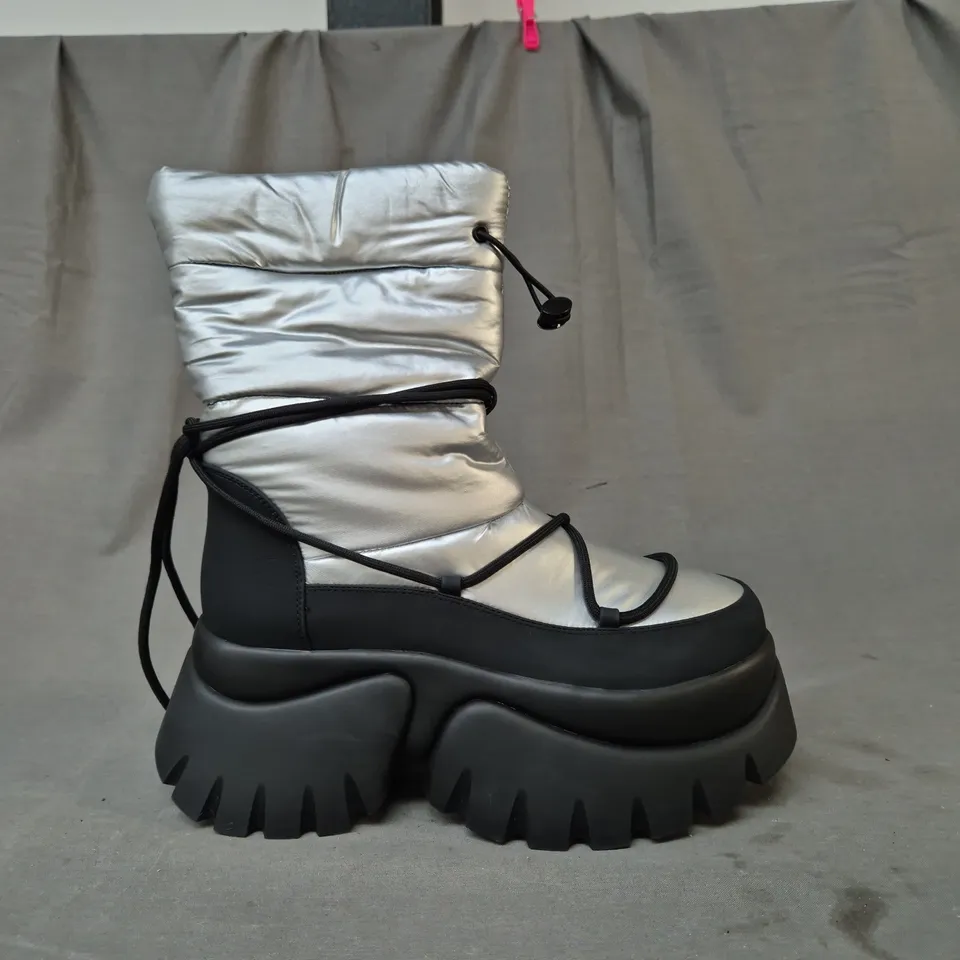 BOXED PAIR OF KOI A GLASS MIRAGE SNOW BOOTS IN STEEL SIZE 6