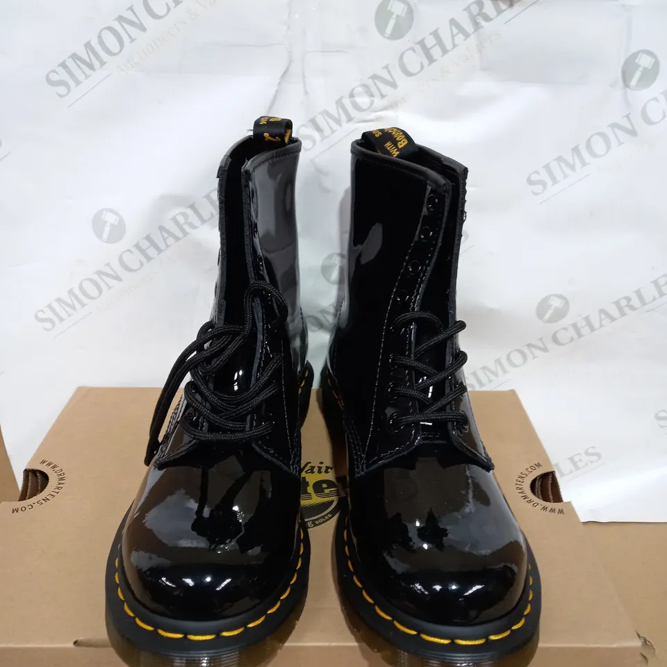 BOXED PAIR OF DR MARTENS PATENT LAMPER LACE UP BOOTS SIZE 6
