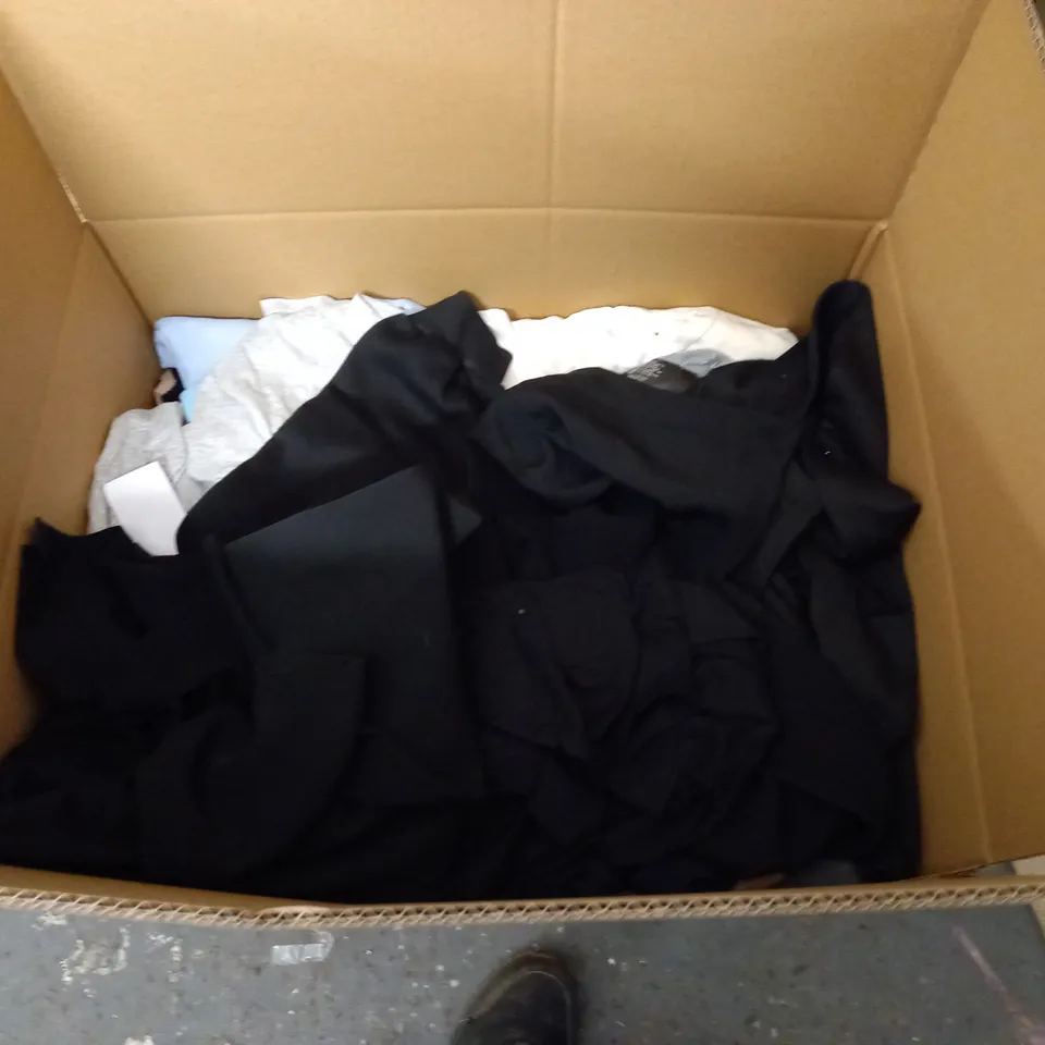 LARGE QUANTITY OF ASSORTED CLOTHING ITEMS TO INCLUDE BODEN, JACK & JONES AND MOOCHY