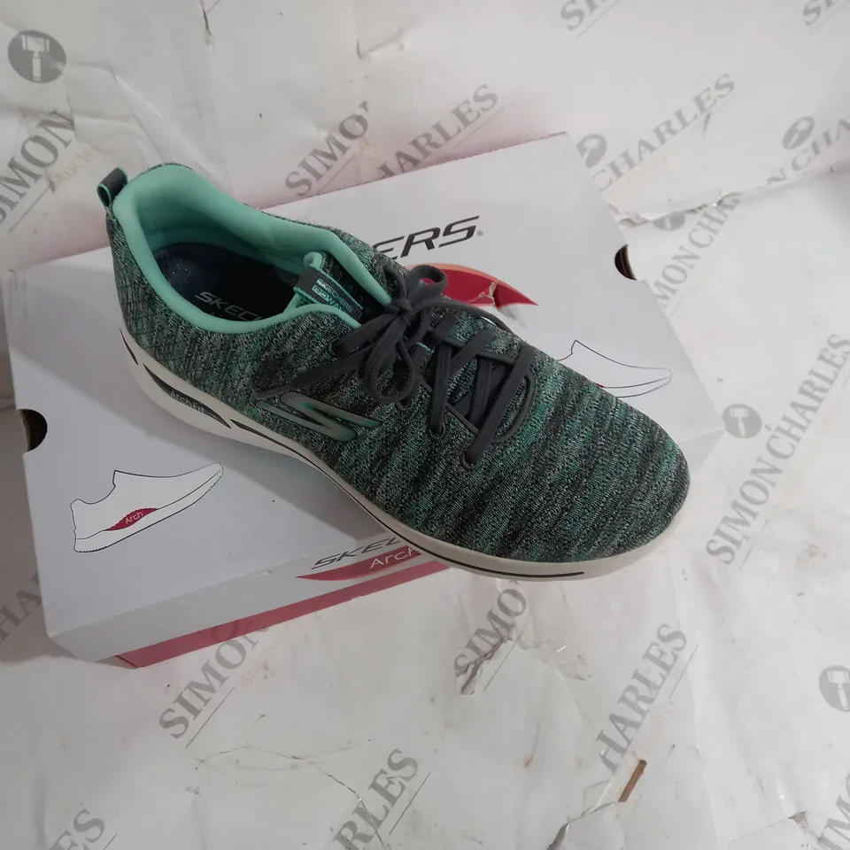 BOXED PAIR OF SKECHERS GO WALK ARCH FIT TRAINER IN CYAN TEXTILE SIZE 6