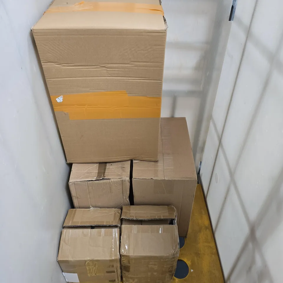 CAGE OF APPROXIMATELY 8 ASSORTED HOUSEHOLD ITEMS TO INCLUDE - PILLOW - PUPPY PADS AND A SMALL DUSTBIN - COLLECTION ONLY