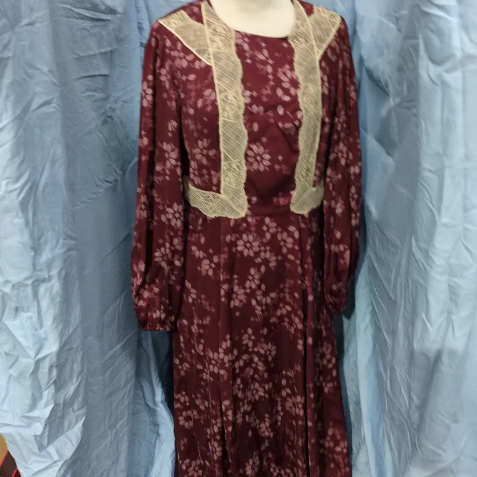 PER UNA WOMEN’S BURGUNDY FLORAL DRESS WITH LACE PANELS – UK 10 (REGULAR)