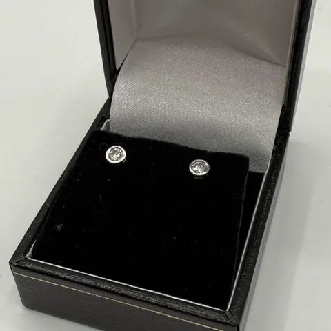 18CT WHITE GOLD STUD EARRINGS SET WITH NATURAL DIAMONDS
