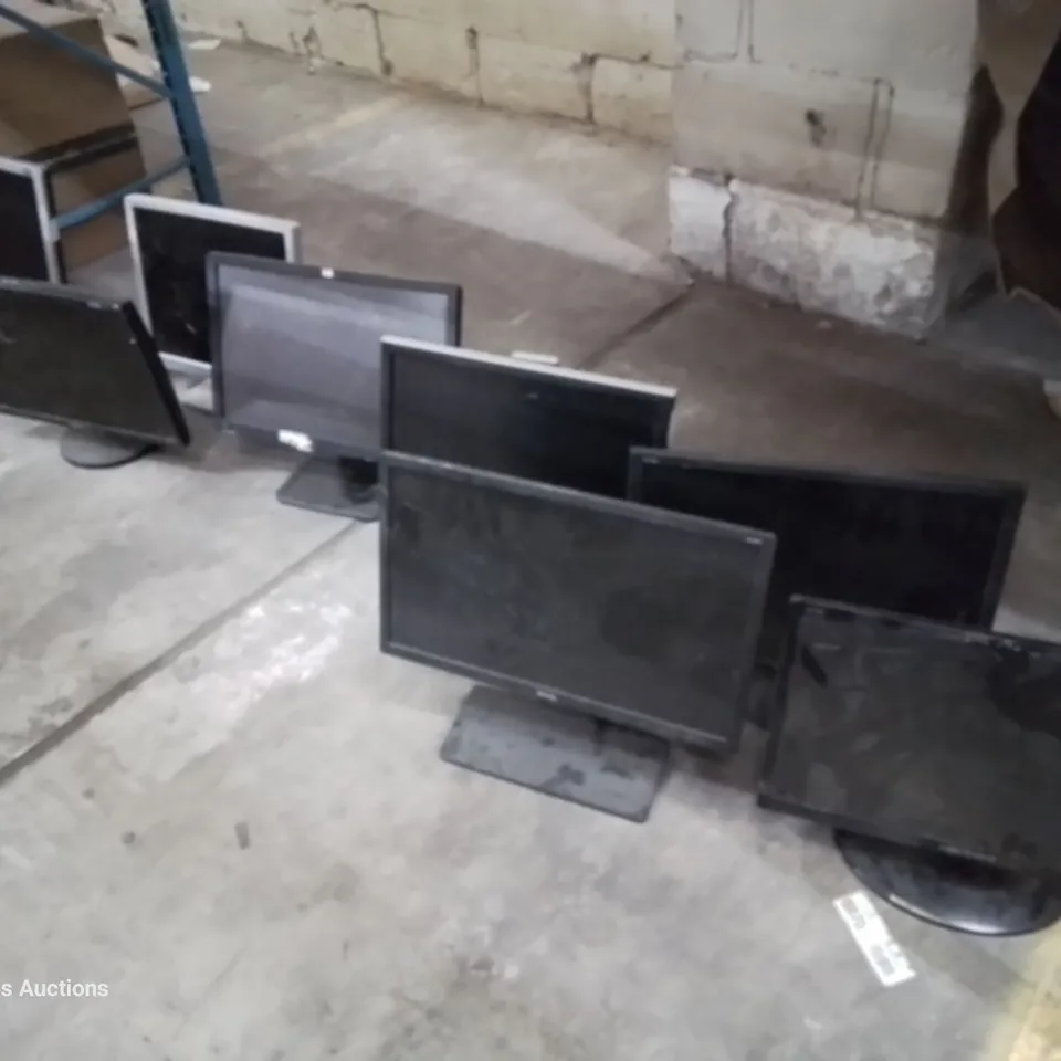 APPROXIMATELY 8 ASSORTED DESK TOP MONITORS WITH STANDS, INCLUDING HP, BENQ, SAMSUNG.
