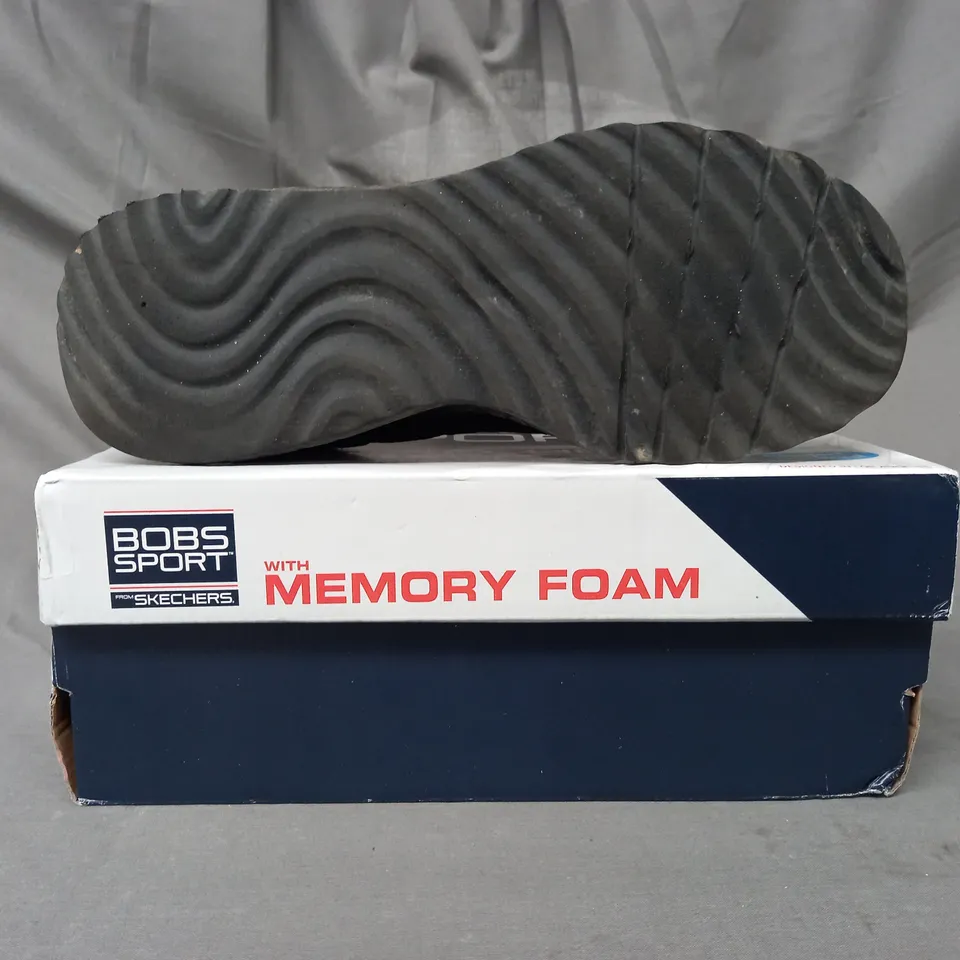 BOXED PAIR OF SKECHERS TRAINERS IN BLACK SIZE 8