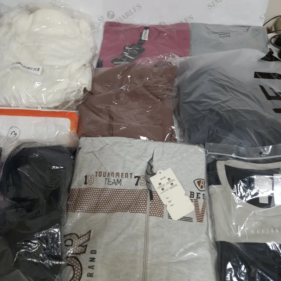 LARGE BOX OF ASSORTED CLOTHING ITEMS TO INCLUDE TOPS, DRESSES AND JUMPERS