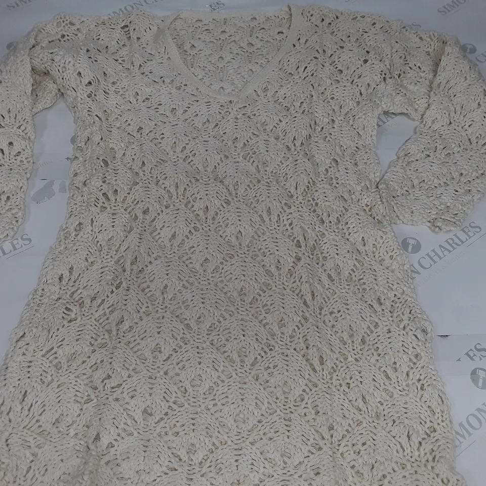 LOT OF APPROXIMATELY 20 CROCHET PULL JUMPERS IN CREAM - SIZE UNSPECIFIED 