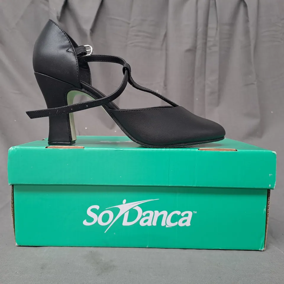 BOXED PAIR OF SO DANCA CLOSED TOE HEELED SHOES IN BLACK UK SIZE 4