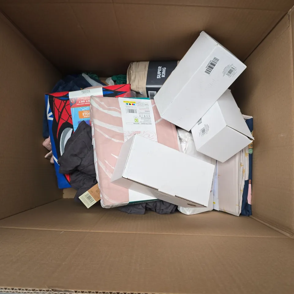 APPROXIMATELY 20 ASSORTED ITEMS TO INCLUDE EASY CARE DUVET SETS, STITCH TUMBLER CUPS, FITTED SHEETS, ETC