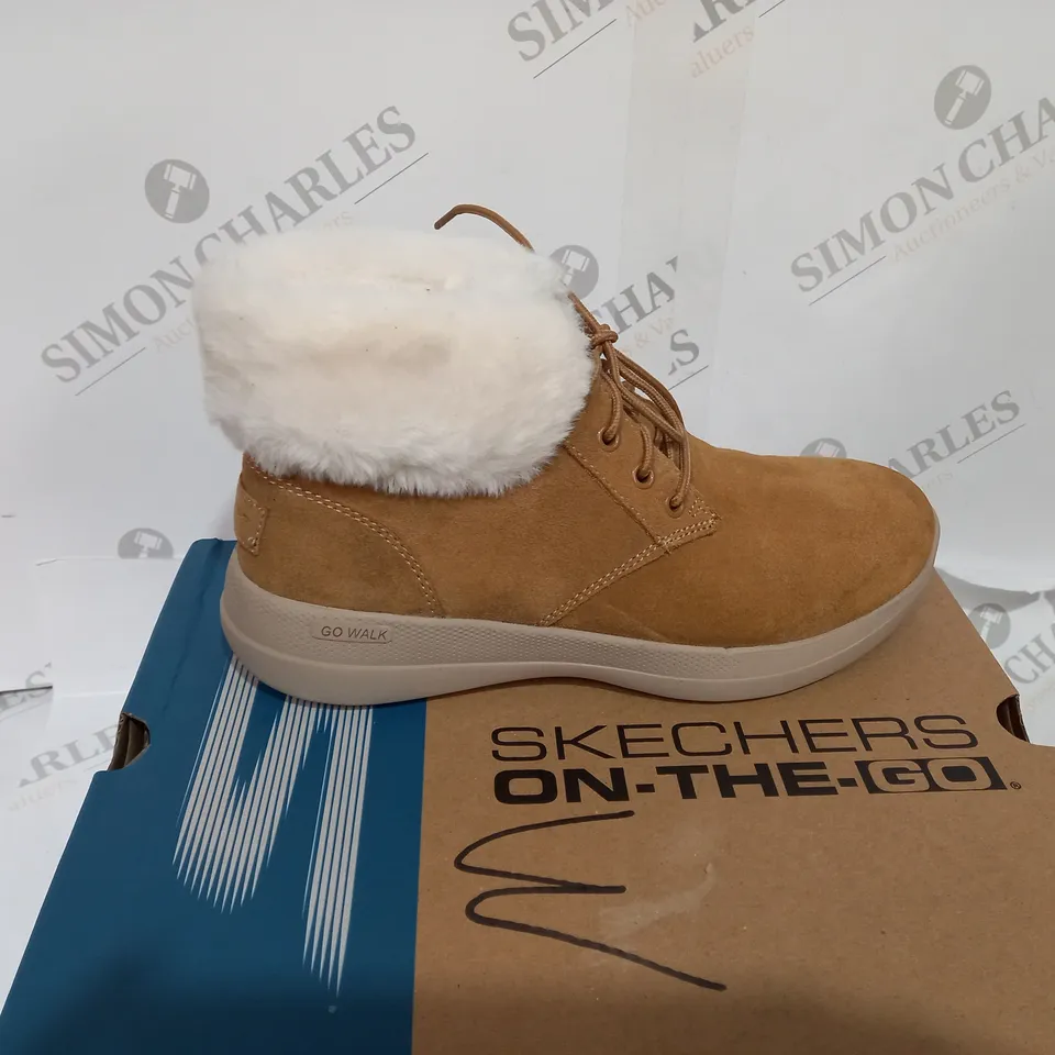 BOXED SKETCHERS ON THE GO BEIGE BOOTS WITH FUR - SIZE 3.5