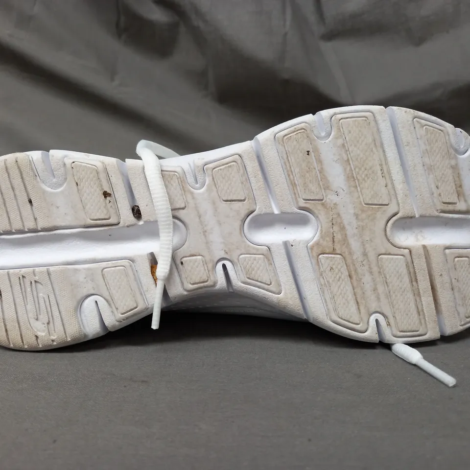 BOXED PAIR OF SKECHERS ARCH FIT TRAINERS IN WHITE SIZE 5