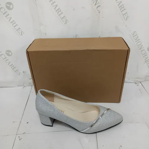BOXED PAIR OF BYFSYXL GLITTER SILVER HEEL PUMPS SIZE 40