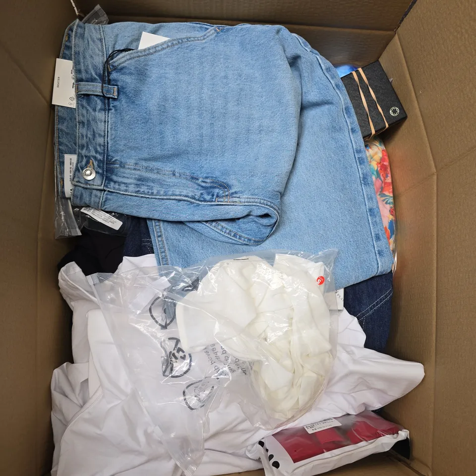 APPROXIMATELY 30 ASSORTED CLOTHING ITEMS IN VARIOUS SIZES, STYLES & COLOURS - COLLECTION ONLY 