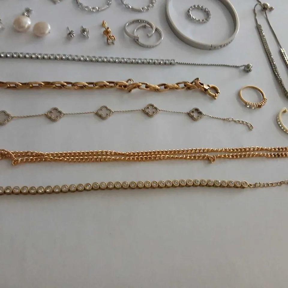 APPROXIMATELY 15 PIECES OF ASSORTED JEWELLERY
