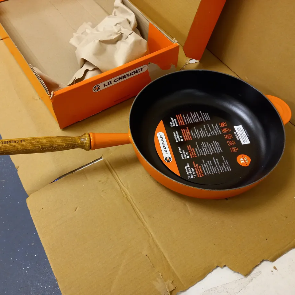 LE CREUSET SIGNATURE CAST IRON SAUTÉ PAN WITH LARGE FRYING AREA AND COOL-TOUCH WOODEN HANDLE