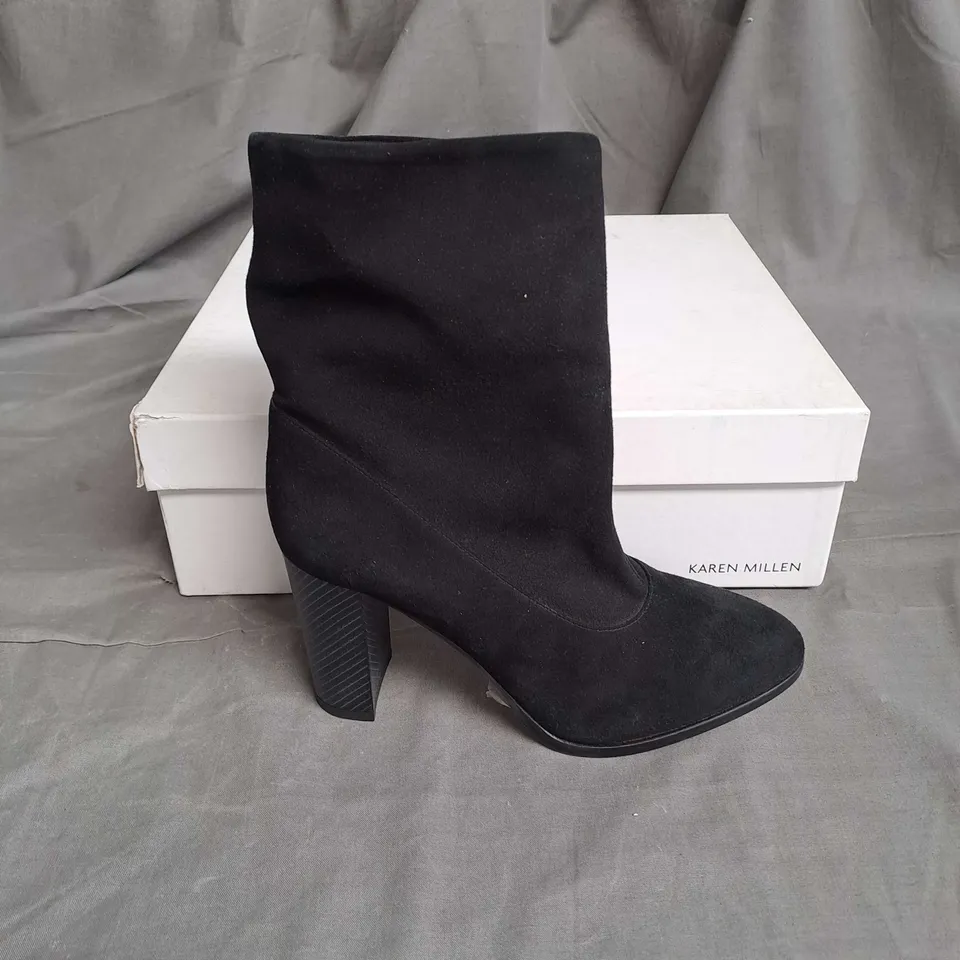BOXED PAIR OF KAREN MILLEN SAPPHO SHORE SUEDE ANKLE BOOTS IN BLACK SIZE 3.5