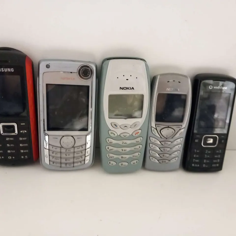 FIVE ASSORTED RETRO MOBILE PHONES