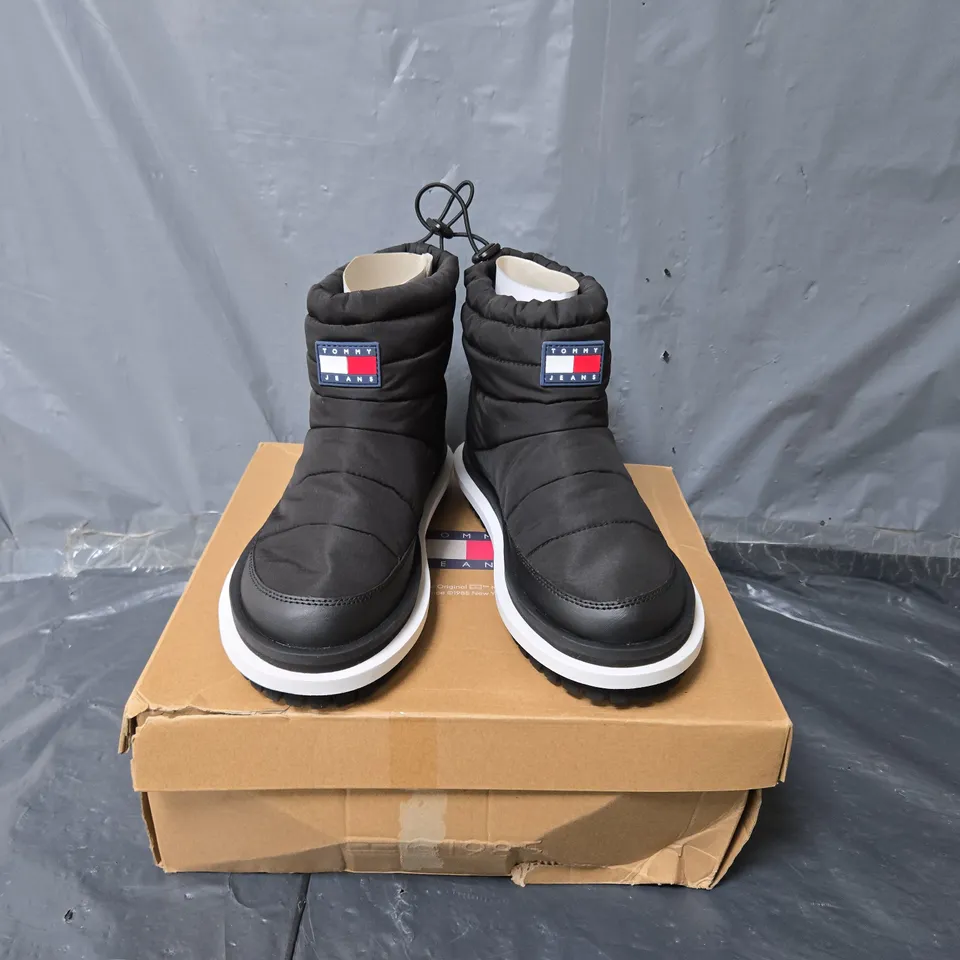 BOXED PAIR OF TOMMY JEANS PADDED FLAT BOOTS IN BLACK - SIZE 40