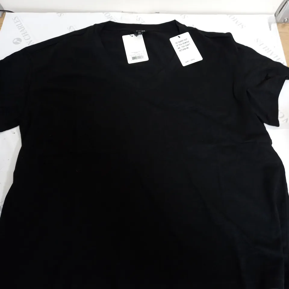 SAINT+SOFIA SLUB RELAXED V-NECK TEE IN BLACK - UK 16