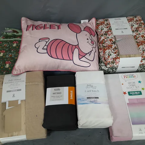 APPROXIMATELY 8 ASSORTED HOUSEHOLD ITEMS TO INCLUDE VARIOUS BEDDING IN VARIOUS SIZES AND STYLES