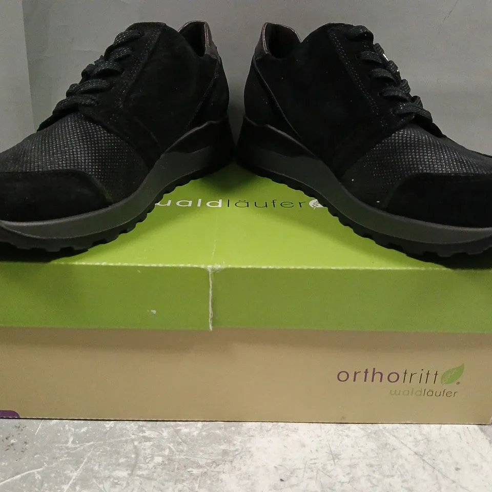 BOXED PAIR OF WALD LAUFER SHOES IN BLACK SIZE 6.5