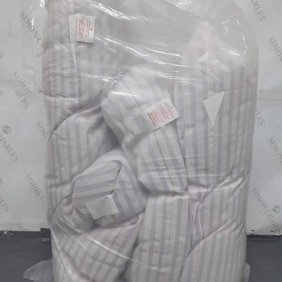 4 STRIPED PILLOWS IN WHITE