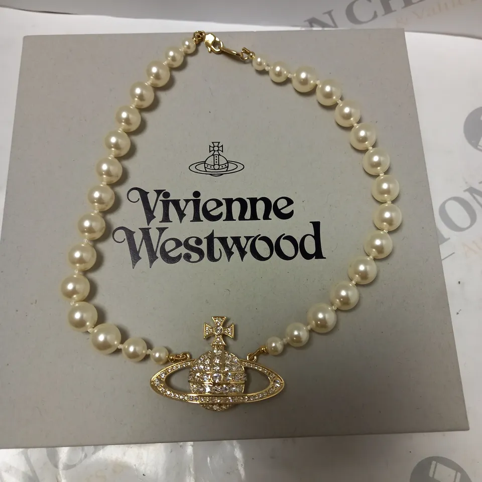 BOXED ONE ROW PEARL BAS RELIEF CHOKER 
