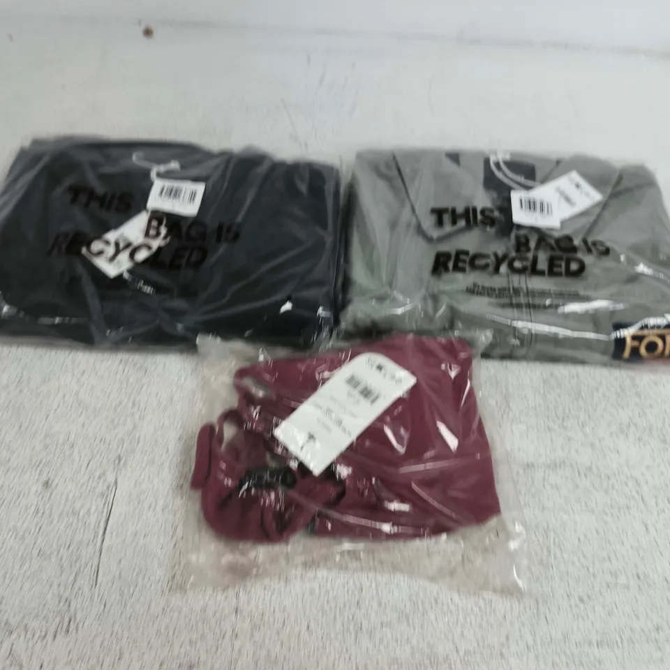 APPROXIMATELY 15 ASSORTED CLOTHING ITEMS IN VARIOUS SIZES, COLOURS & STYLES TO INCLUDE GARAGE JACKET, RACE BACK TANK, ETC