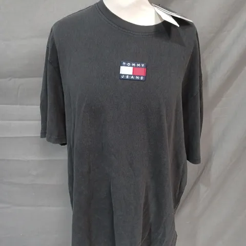 TOMMY JEANS WASHED BADGE TEE - S