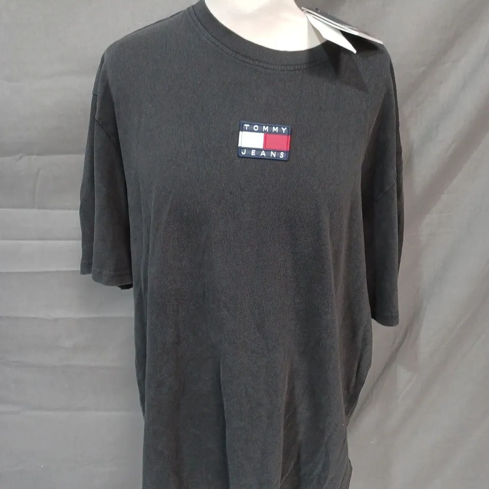 TOMMY JEANS WASHED BADGE TEE - S