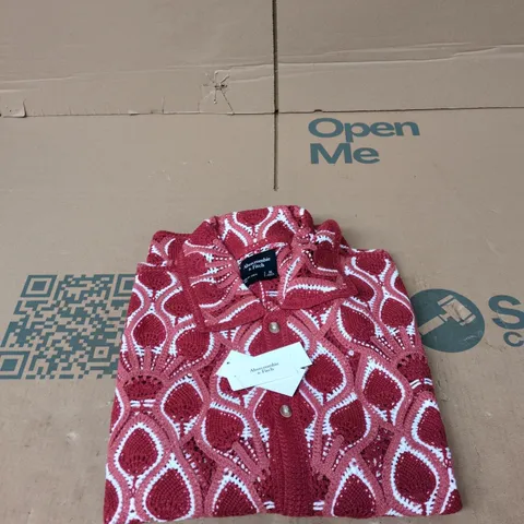 ABERCROMBIE & FITCH RED PATTERNED SHORT-SLEEVE CARDIGAN – XL (WOMEN)