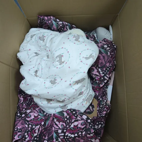 LARGE BOX OF APPROXIMATELY 10 ASSORTED ITEMS TO INCLUDE CUSHIONS, FITTED SHEETS AND DUVET SETS