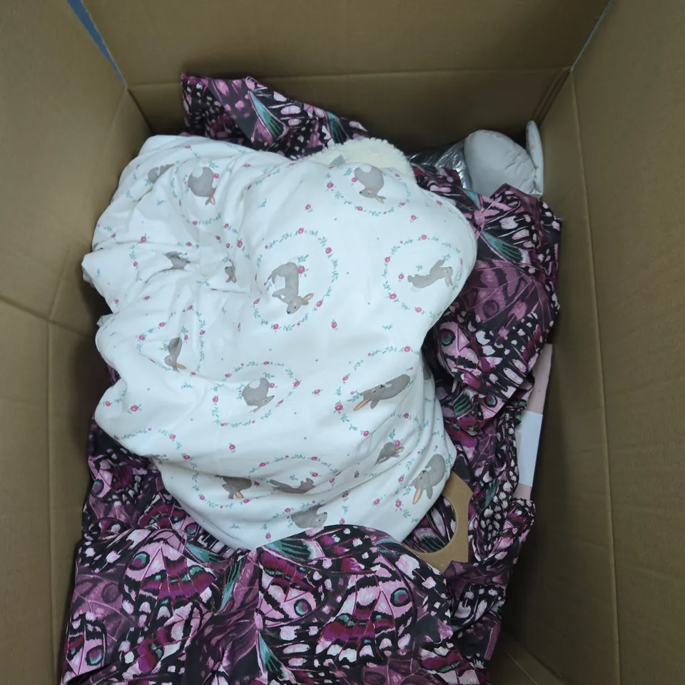 LARGE BOX OF APPROXIMATELY 10 ASSORTED ITEMS TO INCLUDE CUSHIONS, FITTED SHEETS AND DUVET SETS