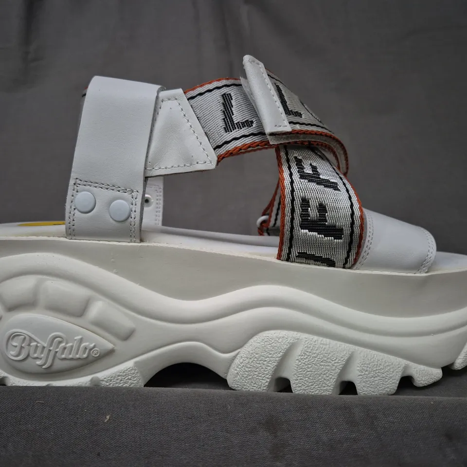 BRAND NEW BOXED PAIR OF BUFFALO LONDON CHUNKY OPEN TOE PLATFORM SANDALS IN WHITE/SILVER UK SIZE 5.5