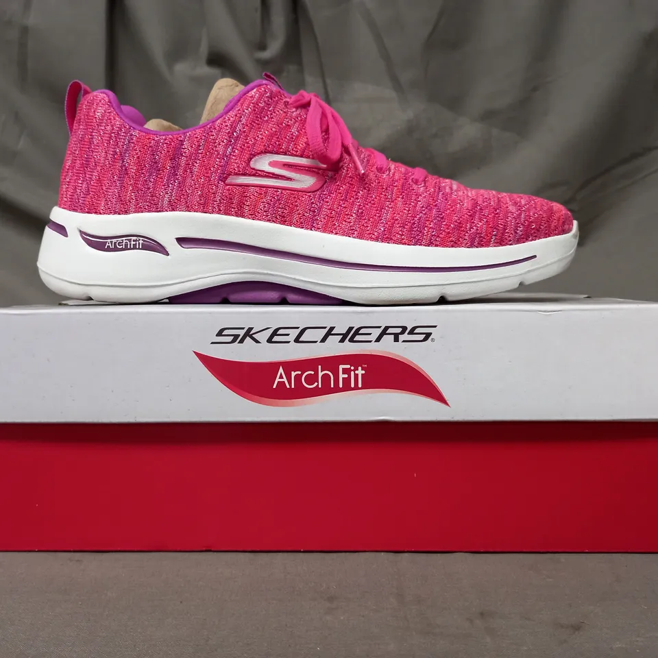 BOXED PAIR OF SKECHERS GO WALK GLEE TRAINERS IN PINK SIZE 5