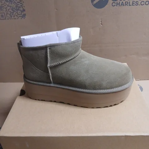 UGG WOMEN'S GREY SUEDE PLATFORM ANKLE BOOTS – UK 6 (US 8) BOXED