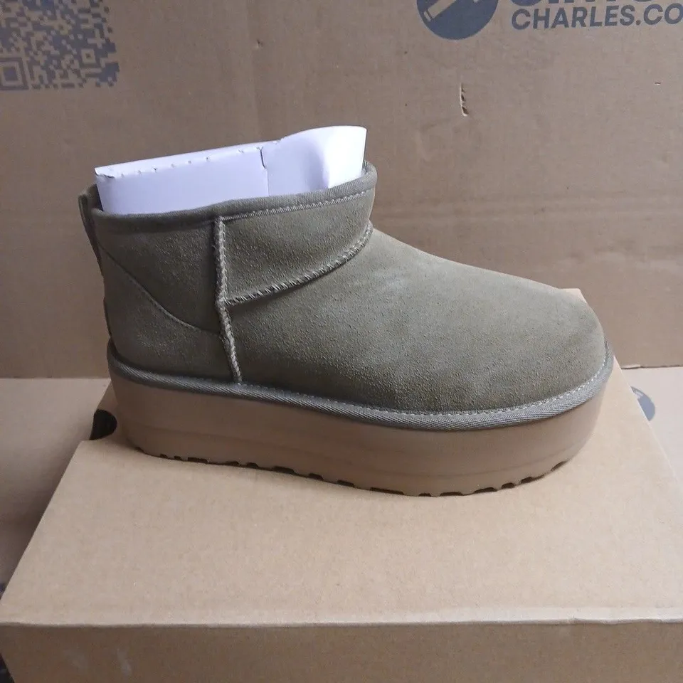 UGG WOMEN'S GREY SUEDE PLATFORM ANKLE BOOTS – UK 6 (US 8) BOXED